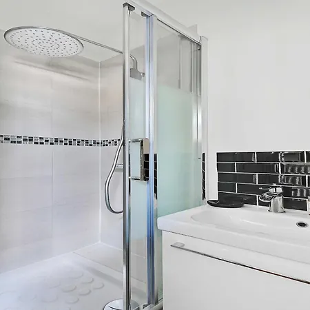 Studette View Of The Eiffel Tower Victor Hugo 2 -bail Mobilite * Párizs