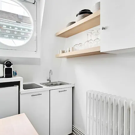 Studette View Of The Eiffel Tower Victor Hugo 2 -bail Mobilite Apartman