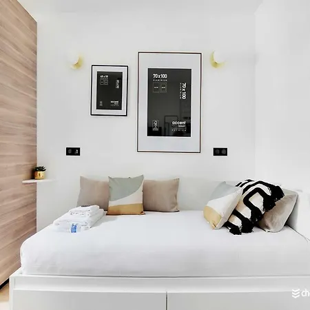 Studette View Of The Eiffel Tower Victor Hugo 2 -bail Mobilite