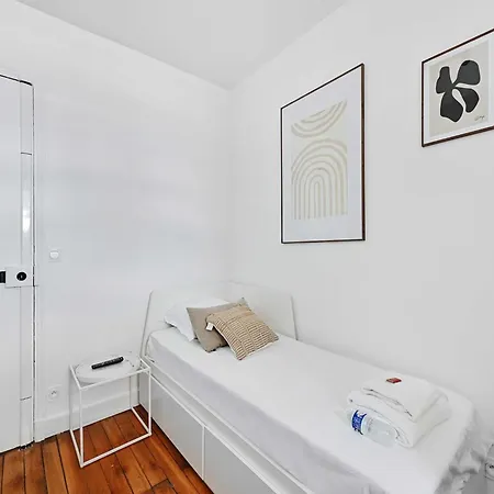 Studette View Of The Eiffel Tower Victor Hugo 2 -bail Mobilite *