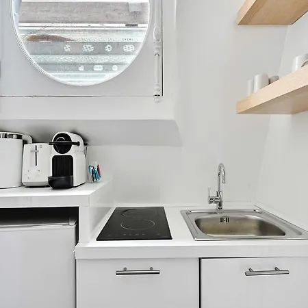 Studette View Of The Eiffel Tower Victor Hugo 2 -bail Mobilite