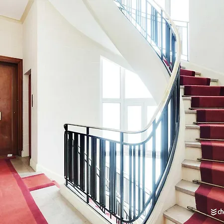 Studette View Of The Eiffel Tower Victor Hugo 2 -bail Mobilite Apartman