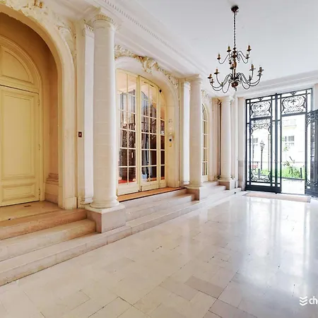 Studette View Of The Eiffel Tower Victor Hugo 2 -bail Mobilite